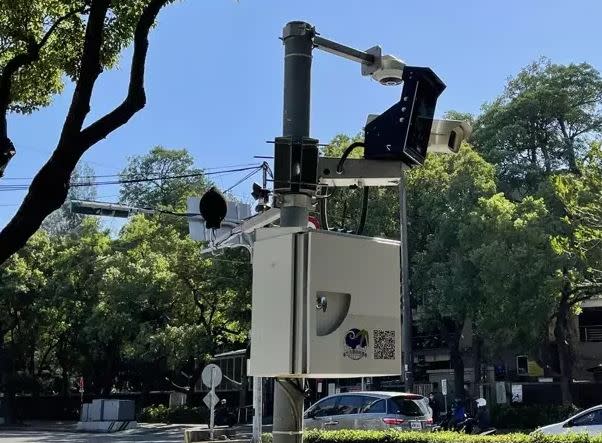 新竹市環保局去年4月先啟用移動式聲音照相科技執法，10月又在光復路二段增設固定式聲音照相設備。（記者曾芳蘭攝）