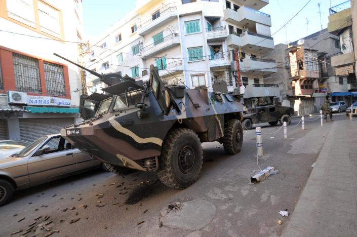 Lebanese armed forces drive an armored vehicle during clashes with gunmen on October 25, 2014 in Tripoli (AFP Photo/Ibrahim Chalhoub)