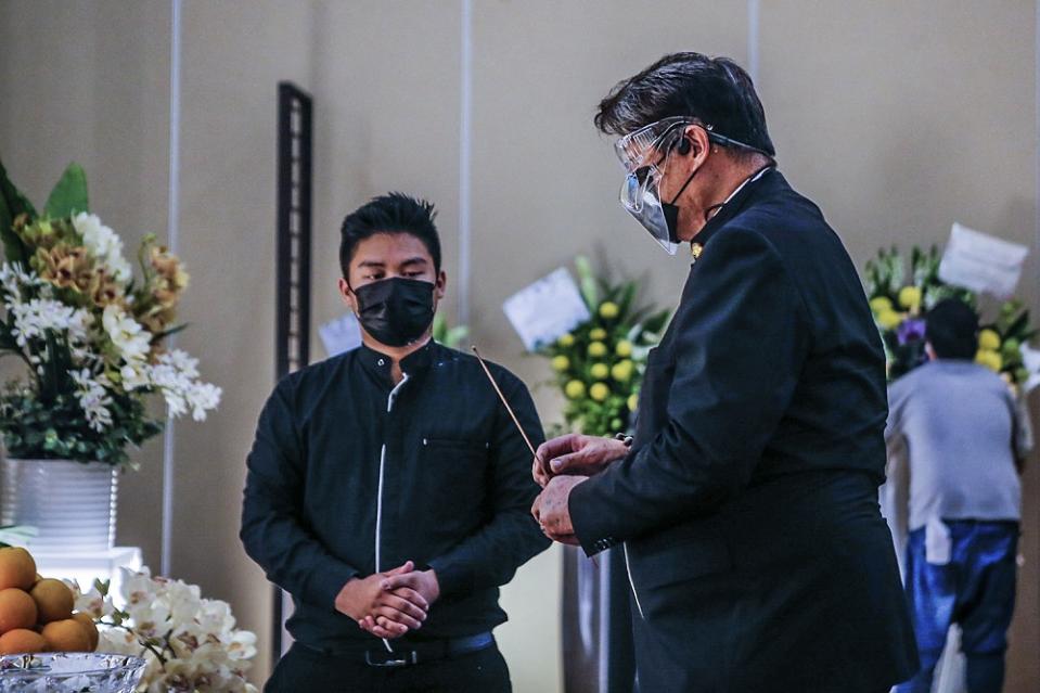 Malay Mail publisher and owner Datuk Siew Ka Wei pays his last respects to Datuk Wong Sai Wan during his wake service at the Xiao En centre in Kuala Lumpur May 15, 2021. ― Picture by Hari Anggara