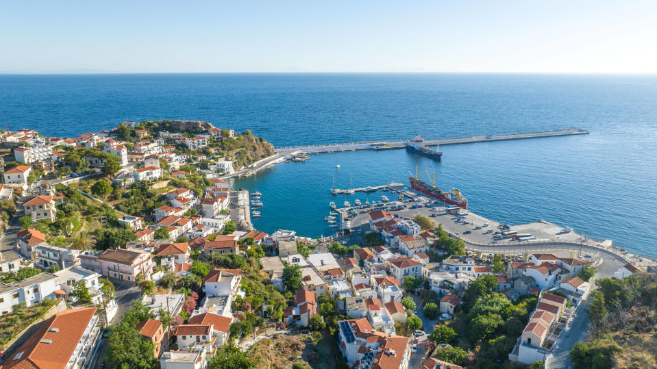 L’île d’Ikaria en Grèce fait partie des « zones bleues », ces endroits où l’on vit plus longtemps. 