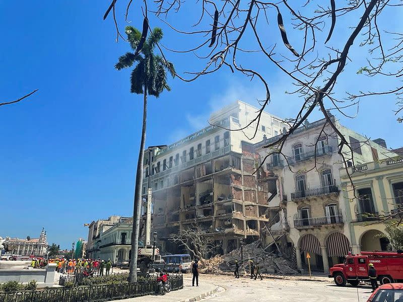 Equipos de rescate trabajan después de que una explosión destruyó el Hotel Saratoga, en La Habana, Cuba/REUTERS