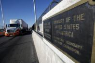 Trucks wait in the queue for border customs control to cross into U.S. at the Bridge of Americas in Ciudad Juarez, Mexico, August 15, 2017. REUTERS/Jose Luis Gonzalez