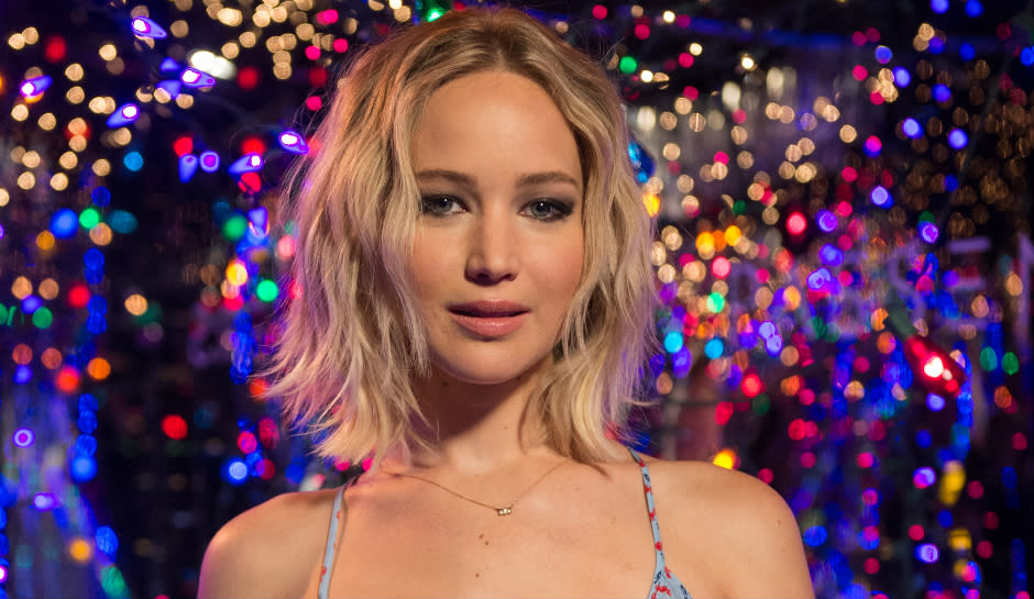 Jennifer Lawrence poses at movie premiere