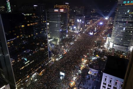 Protesters gather and occupy major streets in the city center for a rally against South Korean President Park Geun-hye in Seoul, South Korea December 3, 2016. REUTERS/Chung Sung-Jun/Pool