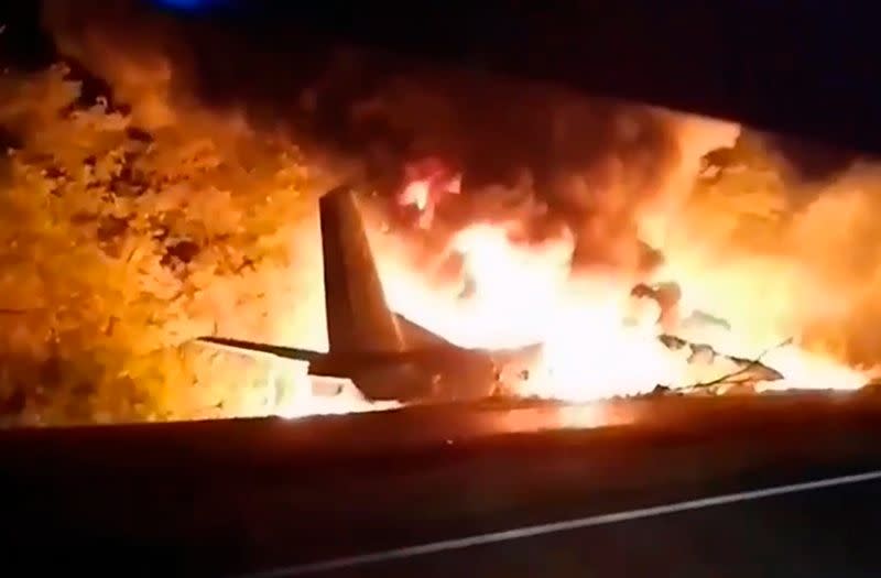 ▲烏克蘭 1 架載著空軍官校生的軍機，當地時間 25 日晚間驚傳墜毀並起火。（圖／美聯社／達志影像）