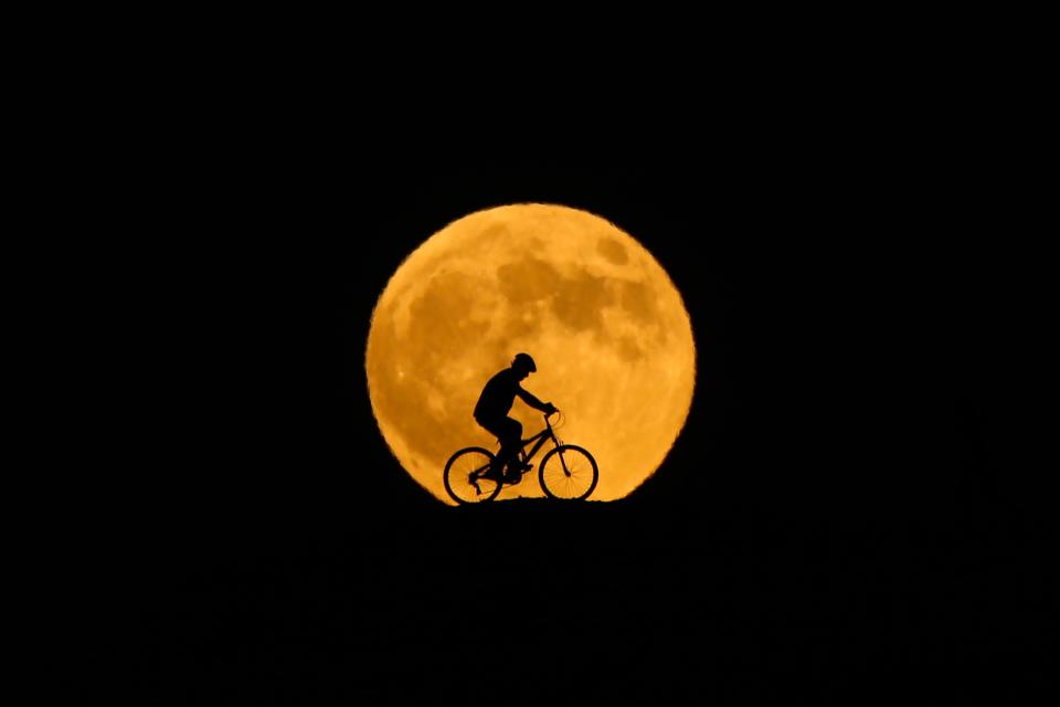 Behind the silhouette of a man riding a bicycle in Van, Turkey. (Photo: Anadolu Agency via Getty Images)