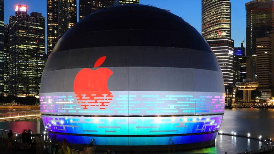 Apple flagship store against the city skyline at Marina Bay Sands waterfront.