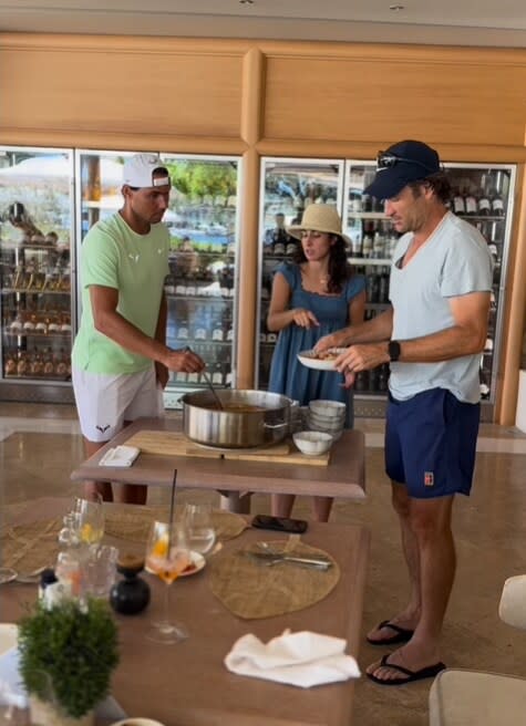 Rafa Nadal muestra sus dotes como chef y prepara un arroz caldoso por el cumpleaños de Mery Perelló durante su escapada a Grecia