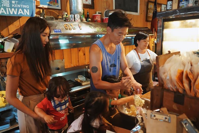 隨棠帶著一家人到餐廳做蛋糕。（圖／翻攝自臉書）