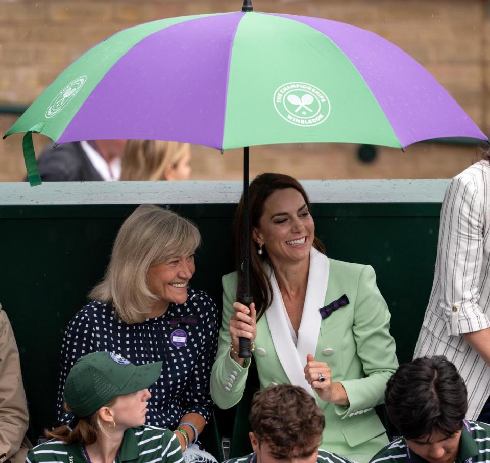 凱特王妃先到18號球場看比賽，後來下起大雨，但她仍相當開心。（翻攝WImbledon臉書）