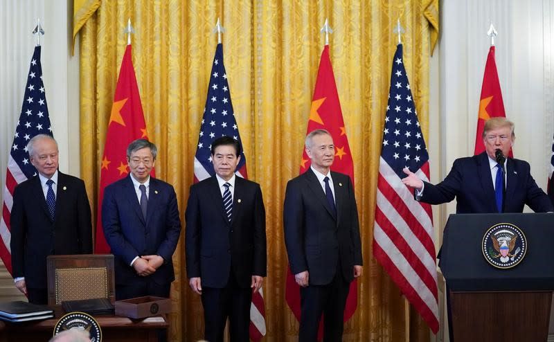 El viceprimer ministro chino Liu He y su equipo escuchan a al presidente de EEUU, Donald Trump, mientras habla al comienzo de una ceremonia de firma de la "fase uno" del acuerdo comercial entre Estados Unidos y China en la Casa Blanca