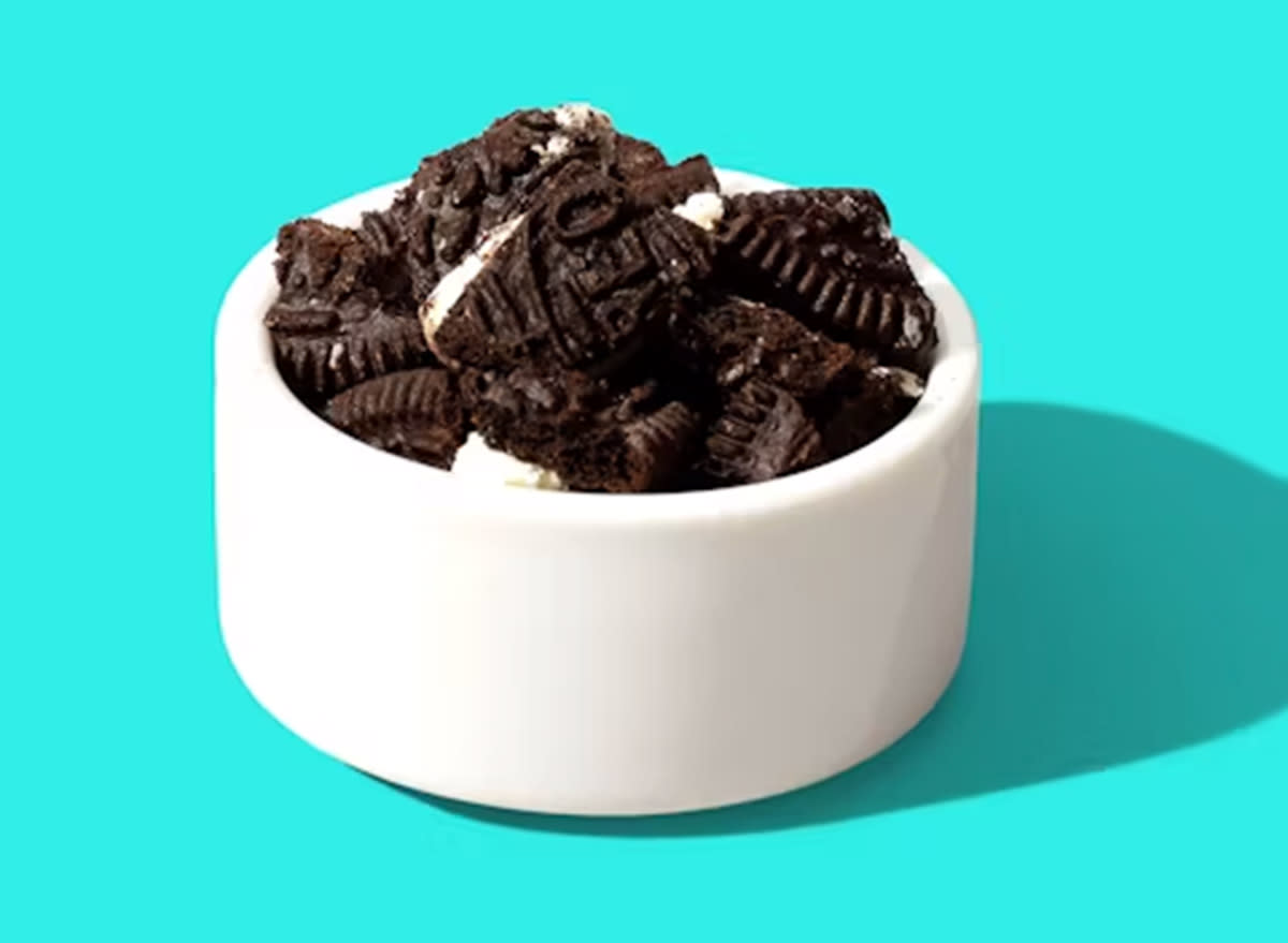 Cinnabon Topping Cup: Oreo Pieces 