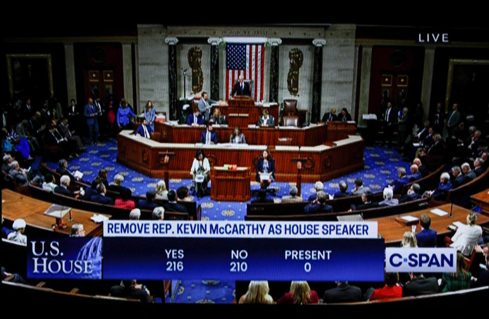 Eine Fernsehaufnahme von der Sitzung des US-Repräsentantenhauses, das am vergangenen Dienstag für die Abwahl seines Sprechers stimmte (Bild: REUTERS)