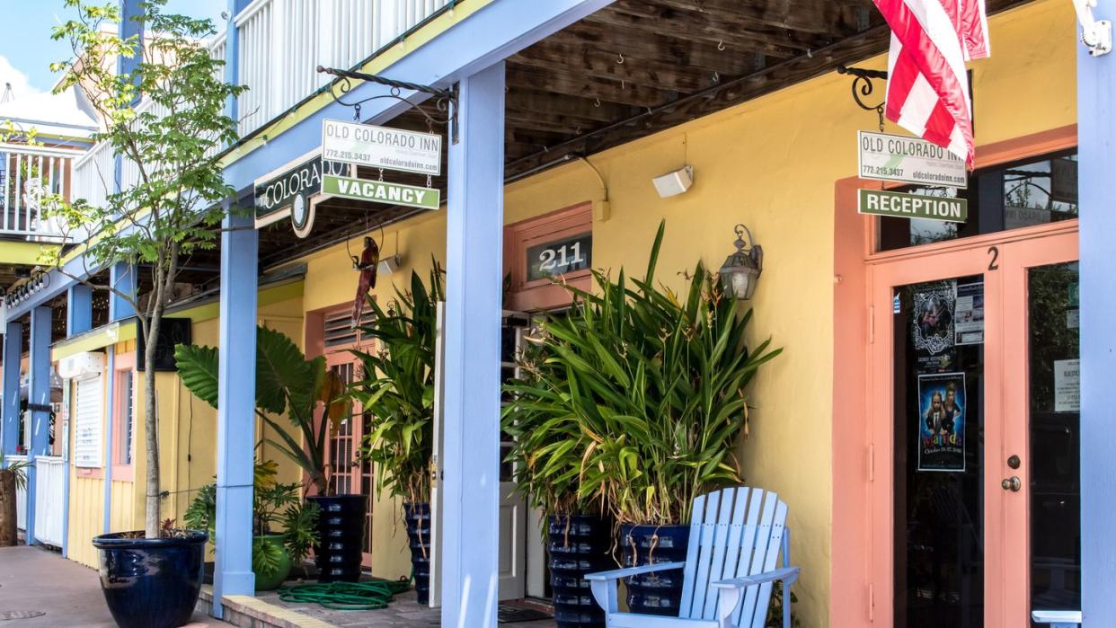 historic downtown stuart, florida, usa october 21, 2019 shops, restaurants, and hotels along the streets of this st lucie river town along the treasure coast, hobe sound, martin county