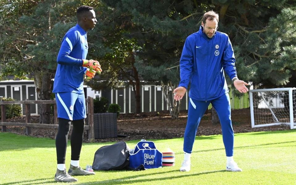 Petr Cech of Chelsea talks to Edouard Mendy of Chelsea during an individual training session - GETTY IMAGES