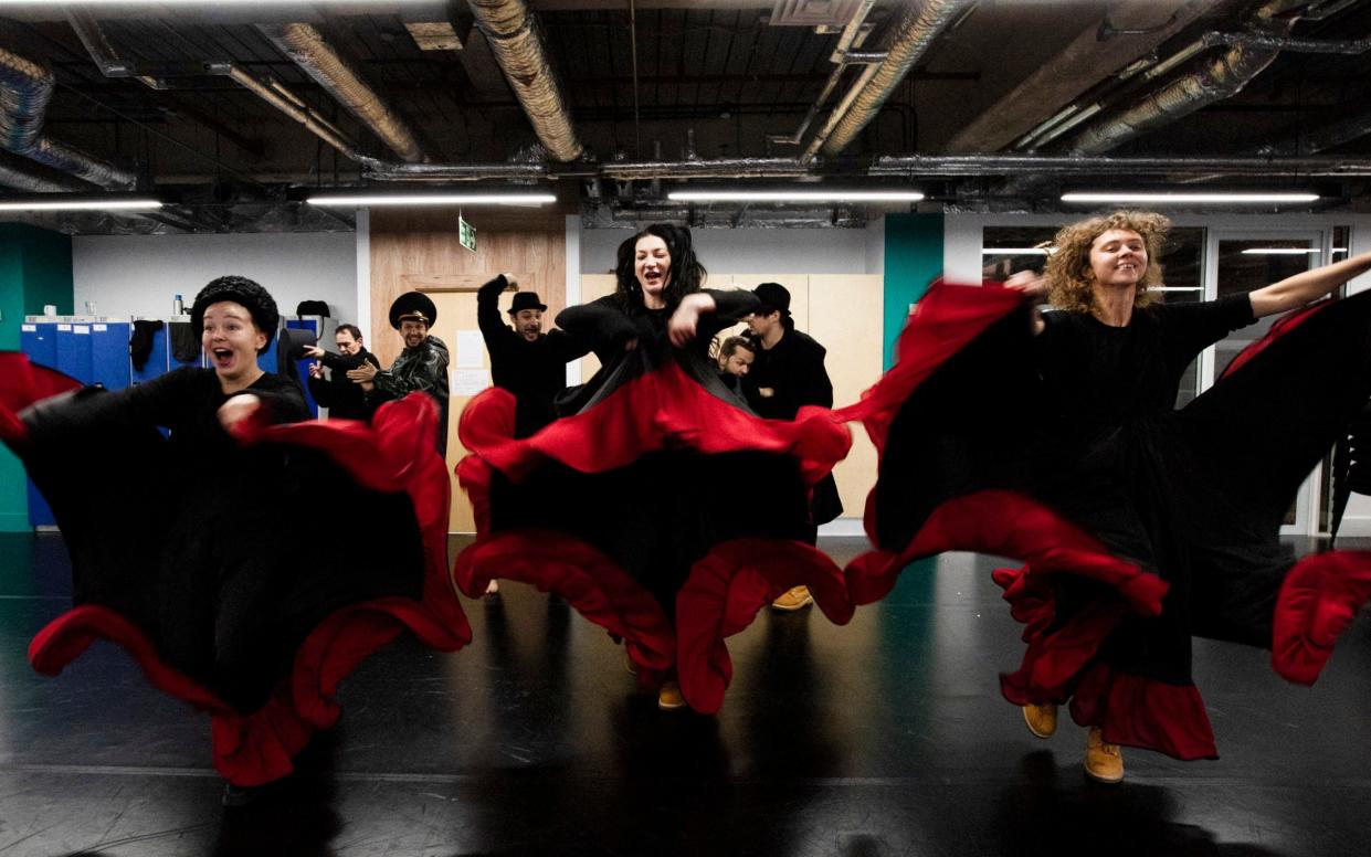 On the move: the Belarus Free Theatre in rehearsal in London - Rii Schroer