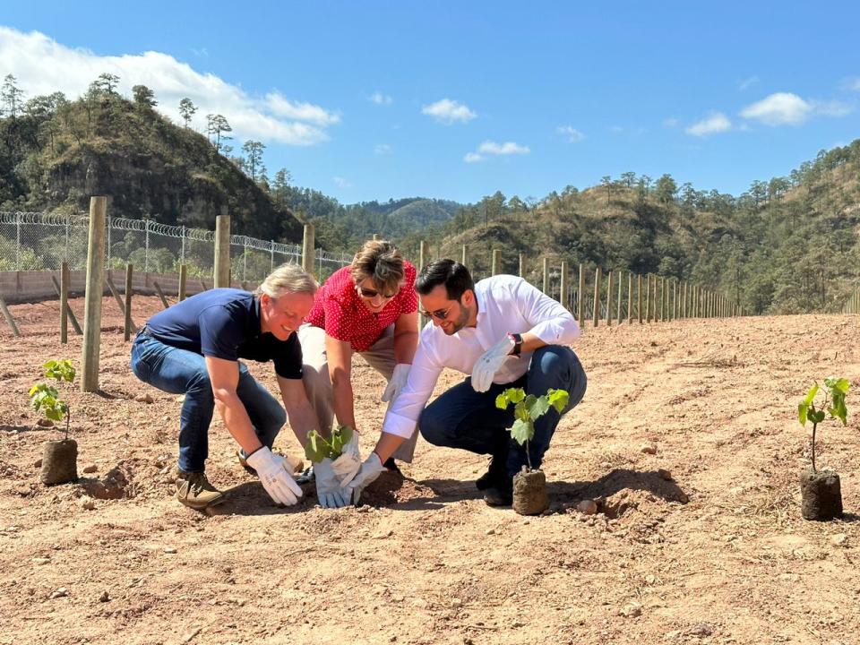 Image 1: Rodrigo Barbosa, President and CEO of Aura Minerals, joined by Andrea Saldanha Watson ambassador of Brazil in Honduras, and Miguel Medina,  I