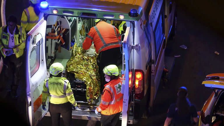 Un autobús cayó desde una calle elevada y se estrelló matando a varias personas e hiriendo a otras en el suburbio de Mestre de Venecia, Italia.