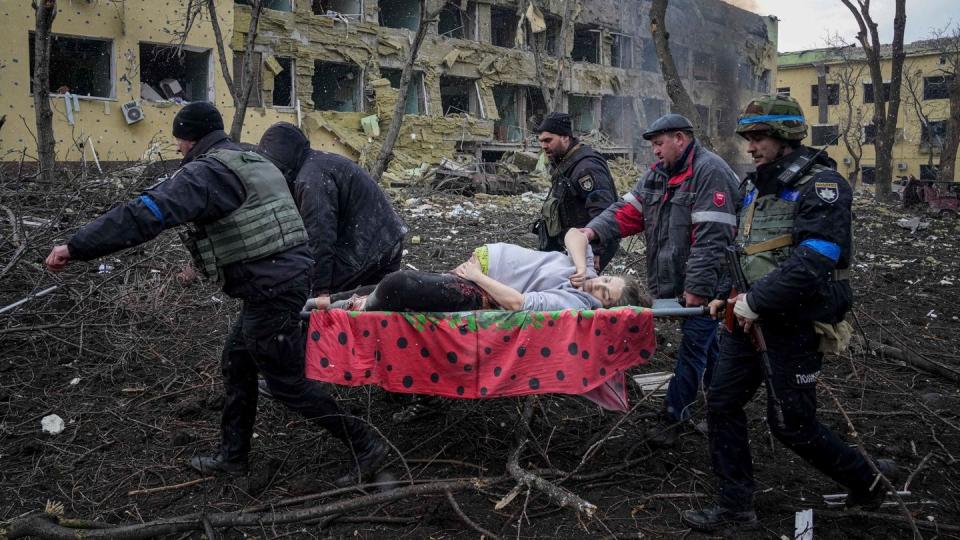 Verletzte Schwangere nach Angriff auf eine Geburtsklinik in Mariupol 