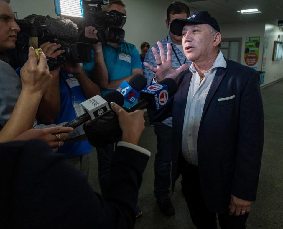 Eduardo Albor, presidente ejecutivo de The Dolphin Company, pide reunirse con la alcaldesa Daniella Levine Cava y habla con reporteros en el Government Center justo después de que la alcaldesa de Miami-Dade, Daniella Levine Cava, y la comisionada del condado Raquel Regalado hablaran con reporteros durante una conferencia de prensa sobre la rescisión del contrato de arrendamiento del Miami Seaquarium y la exigencia de que el parque temático marino desocupe las instalaciones del condado a más tardar el 21 de abril.