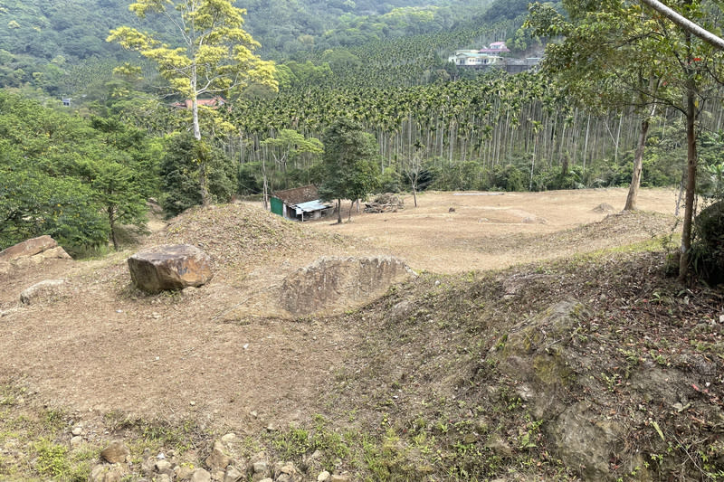 台南關子嶺山坡地查無不法開發 台南市政府獲報指白河區關子嶺地區一處山坡地疑有 超過3公頃不法開發情形，13日邀集相關單位現勘， 認定並無開挖整地行為，未有改變地形地貌改變情 事，後續將持續監督。 （台南市政府提供） 中央社記者楊思瑞台南傳真  113年3月13日 