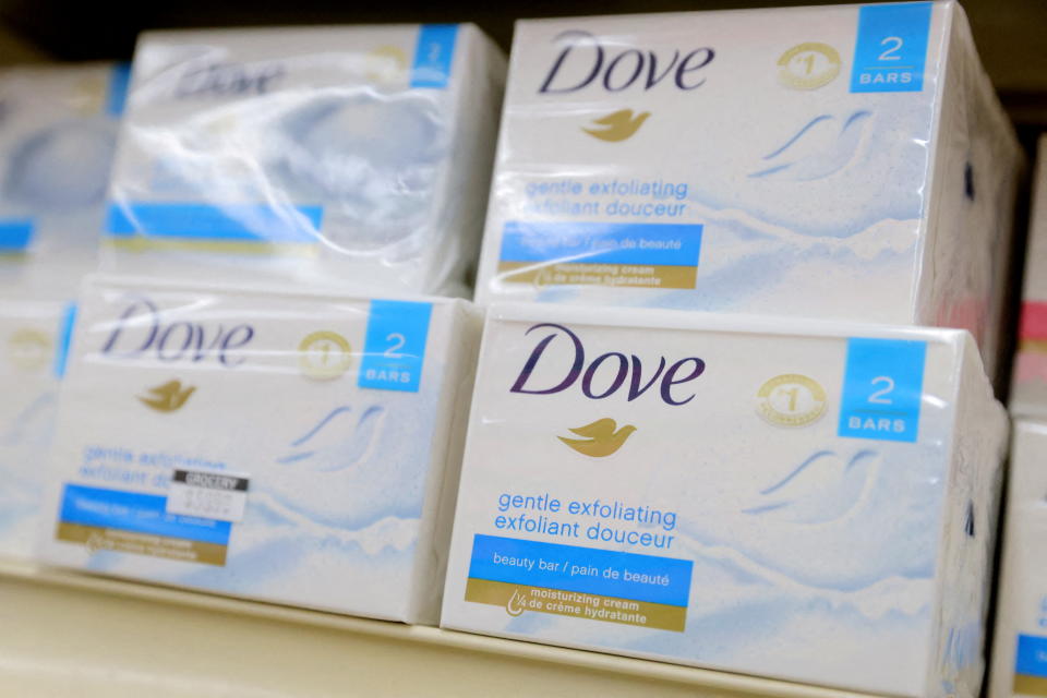 Dove, merek Unilever, terlihat dipajang di sebuah toko di Manhattan, New York City, AS, 24 Maret 2022. REUTERS/Andrew Kelly