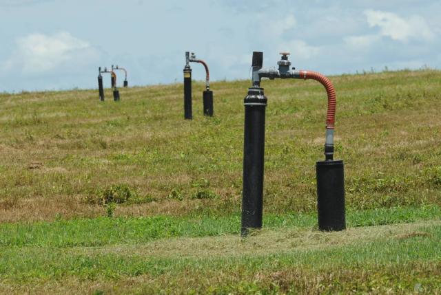 Pozos de gas que capturan gas metano salpican la ladera del vertedero del Condado Manatee en Lena Road, en 2013.