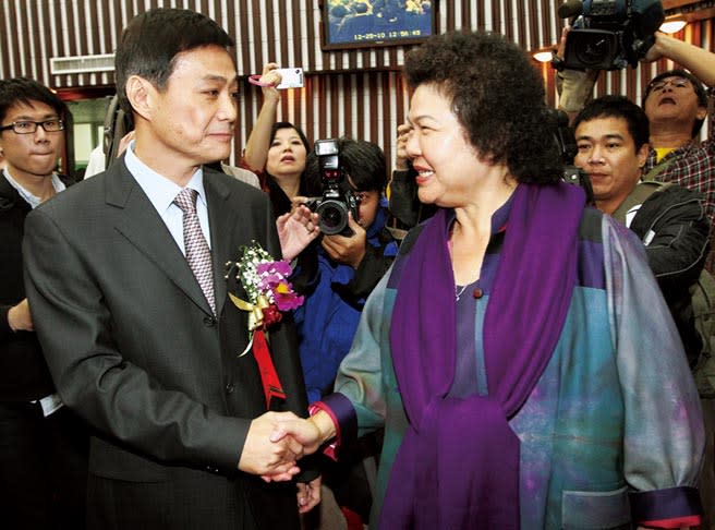 前高雄市長陳菊（右）初到高雄之際什麼都不知道，許崑源（左）曾大力協助過她。（本報資料照片）