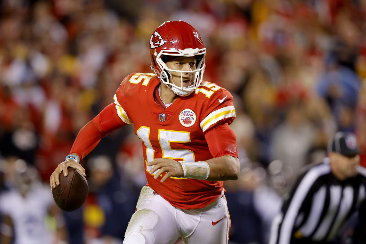 Mahomes shines in Chiefs win over Jaguars, Smith-Schuster gets knocked out