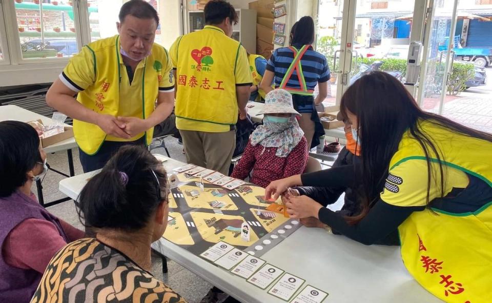 「詐騙防衛隊」桌遊係為卡牌遊戲，內含一張地圖、籌碼、骰子、情境卡，以及每個角色的棋子，還有角色們使用之情境卡牌。地圖裡則有長輩住家與附近常見的地點，包含了公園、警局，以及銀行等，遊戲是模擬一名銀髮族「老王」在接到詐騙電話後，可能會面臨的後續發展。遊戲過程則倚賴各角色，如何幫助被騙的主角「老王」，避免他把積蓄匯給詐騙集團。