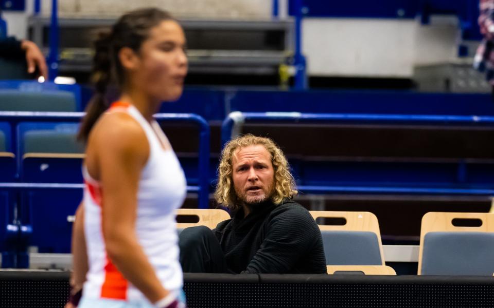 Coach Dmitry Tursunov watches Emma Raducanu of Great Britain during her first round match on Day 2 of the Agel Open at Ostravar Arena on October 04, 2022 in Ostrava - Getty Images/Robert Prange
