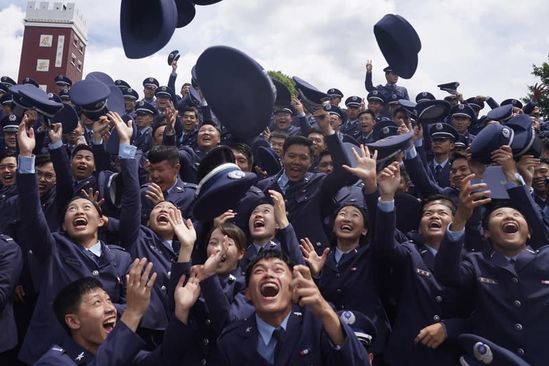 三軍八校院聯合畢業典禮  畢業生拋帽慶祝（2） 「113年三軍八校院聯合畢業典禮」27日上午在國防 大學復興崗校區舉行，畢業生將帽子拋向空中慶祝。 中央社記者徐肇昌攝  113年6月27日 