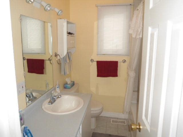 <p><span>25 Charles St., Newmarket, Ont.</span><br>It also has two bathrooms.<br>(Photo: Zoocasa) </p>