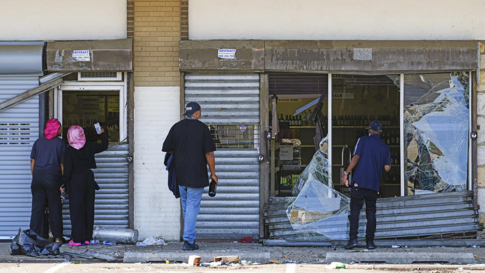 People look at a ransacked liquor store in Philadelphia on Sept. 27, 2023.  (Matt Rourke / AP)