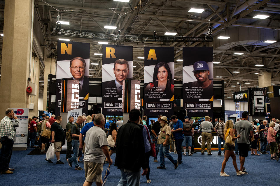 Attendees file into the expo hall.