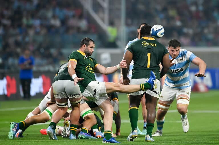 Cobus Reinach ejecuta una típica acción del rugby sudafricano: la bomba al cielo, para disputar la pelota arriba o forzar al error bajo presión; la estrategia será parte del libreto de Springboks en Nelspruit.