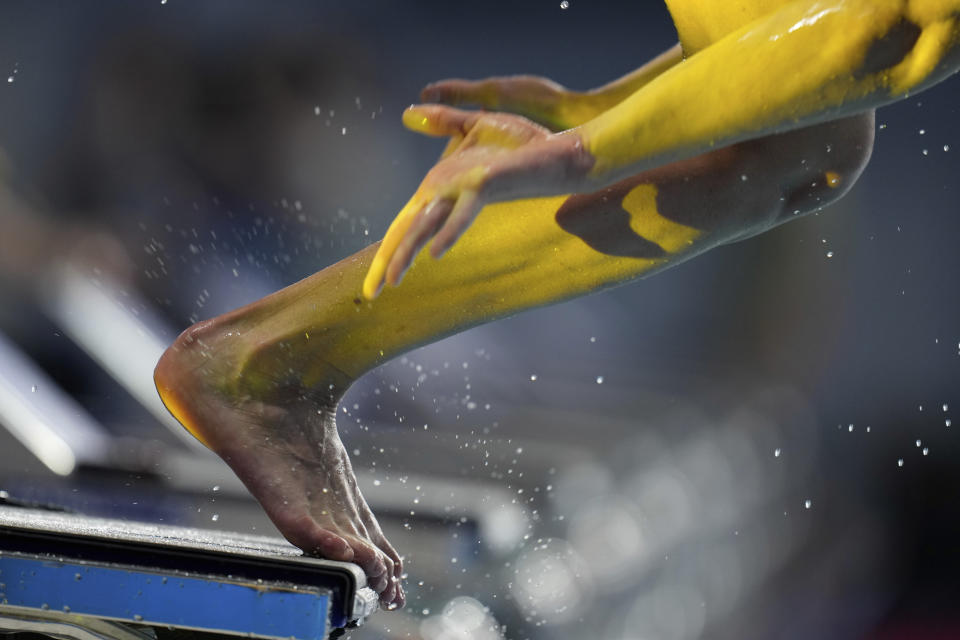 Un nadador salta del bloque de salida durante los calentamientos en los Juegos Panamericanos en Santiago, el 21 de octubre de 2023 (AP Foto/Fernando Vergara).