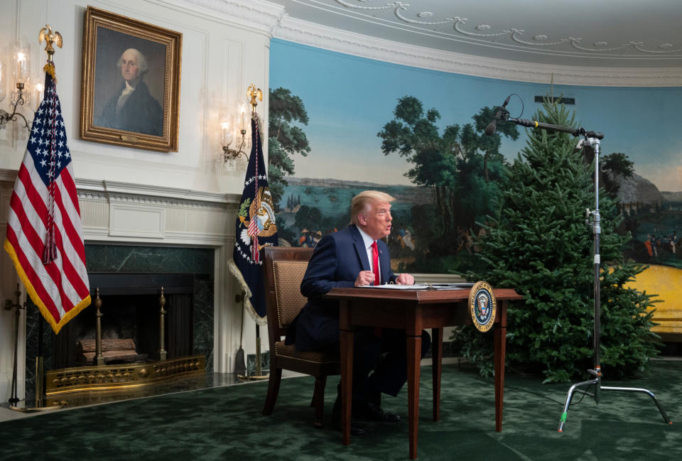 Auf dieses Bild stürzte sich Twitter: Donald Trump nahm für seine jüngste Pressekonferenz hinter einem Schreibtisch Platz, der eher klein ausfiel (Bild: ANDREW CABALLERO-REYNOLDS / AFP)