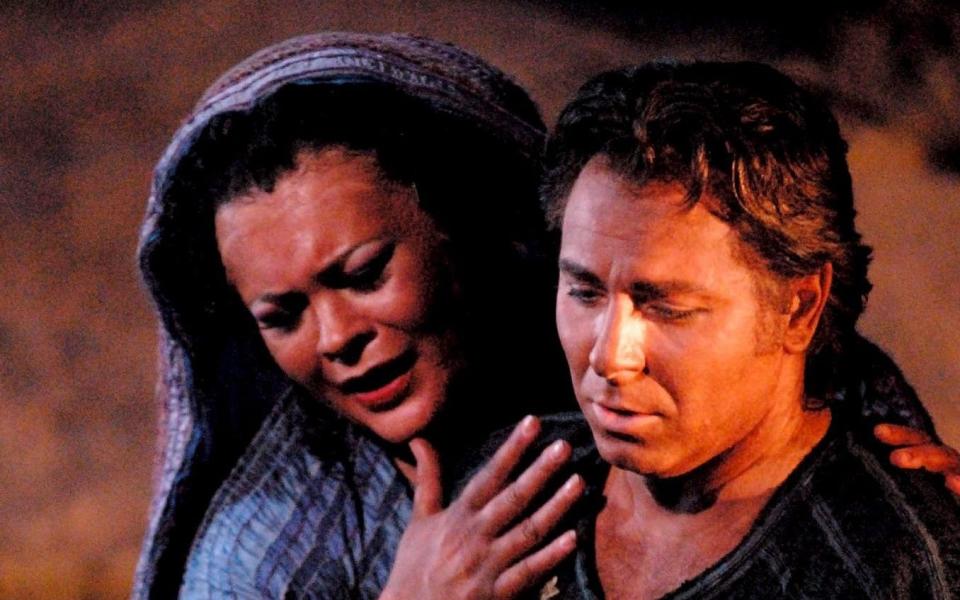 Soprano Violeta Urmana and Roberto Alagna at the Scala theatre