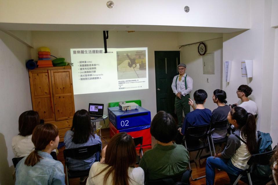 豐樂麗生活運動館長胡坤濠實施簡報介紹枯木逢春訓練法。（圖/記者澄石翻攝）