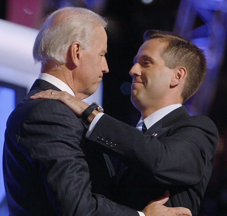 Joe Biden with his son Beau in 2008. (Photo: ASSOCIATED PRESS)