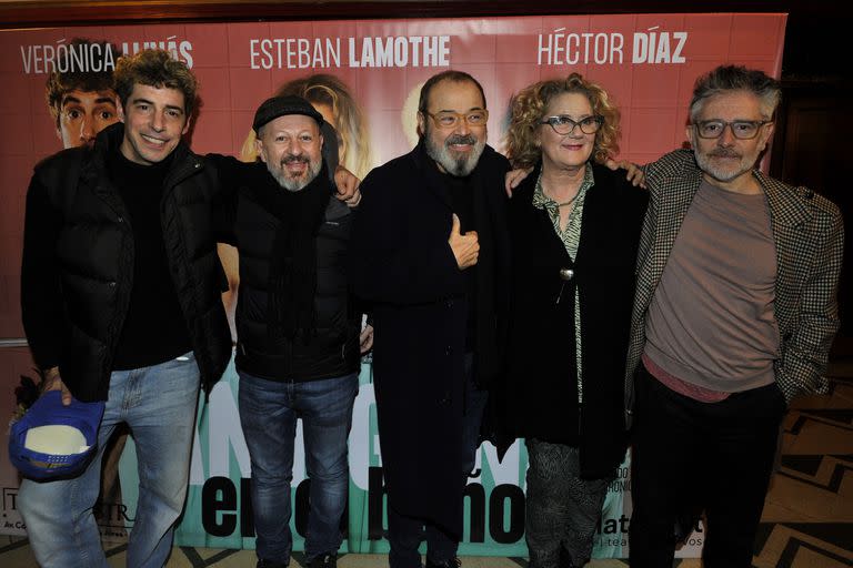 Nicolás Scarpino y Jorge Suárez, parte del elenco de Los mosqueteros del rey, también dijeron presente. Los actores comparten teatro con Antígona en el baño