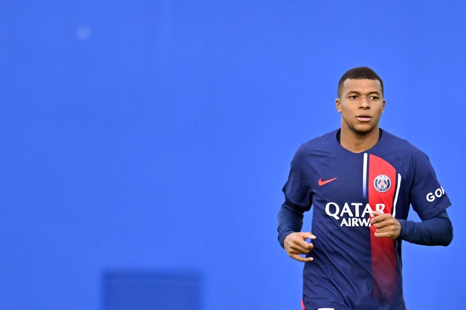 POISSY, FRANCIA - 21 DE JULIO: Kylian Mbappe de Paris Saint-Germain mira durante el partido amistoso de pretemporada entre Paris Saint-Germain y Le Havre en el Campus PSG el 21 de julio de 2023 en Poissy, Francia.  (Foto de Aurelien Meunier - PSG/PSG vía Getty Images)