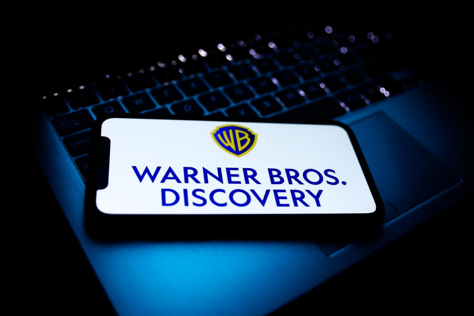 FILE PHOTO: Warner Bros. Discovery has struggled in recent quarters, with earnings hit by a weak linear advertising environment and pressure on affiliate fees. REUTERS/Eric Gaillard/File Photo