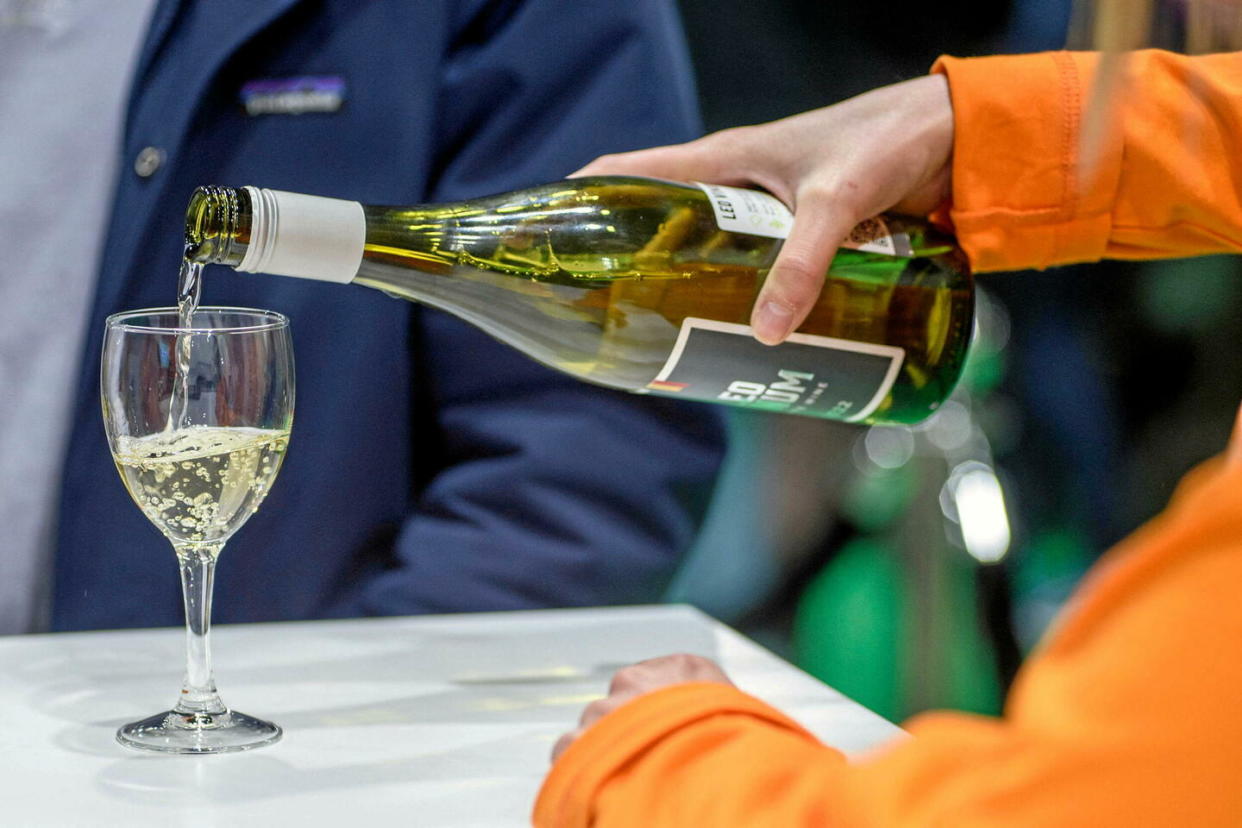 Pendant très longtemps, une légende populaire affirmait que les souffleurs de verre n’avaient pas assez d’air dans les poumons pour façonner une bouteille d’un litre.  - Credit:www.alamy.com / Alamy Stock Photo / Abaca