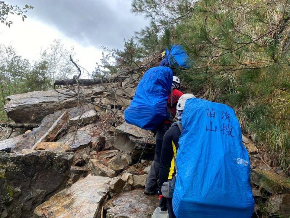 苗栗台中交界的中雪山，海拔超過3000公尺，頂著低溫救人難度大。（圖：消防局提供）