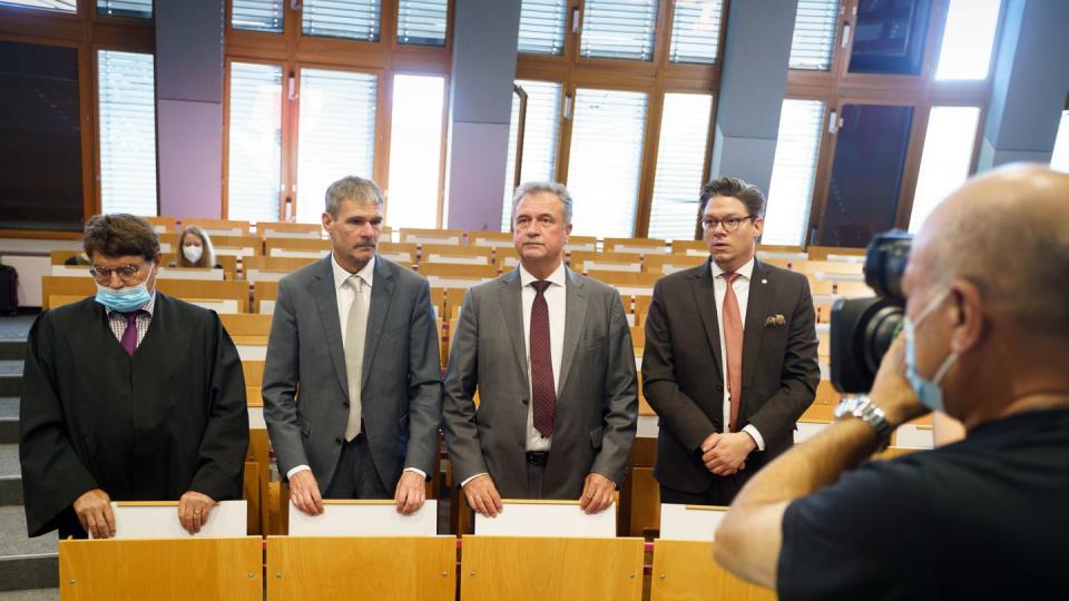 Der Vorsitzende der Lokführergewerkschaft GDL, Claus Weselsky (2.v.r.) bei der Berufungsverhandlung vor dem Hessischen Landesarbeitsgericht in Frankfurt.