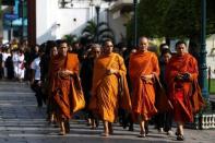 Buddhist monks and people walk in lines to offer condolences for Thailand's late King Bhumibol Adulyadej at the Grand Palace in Bangkok, Thailand, October 14, 2016. REUTERS/Athit Perawongmetha