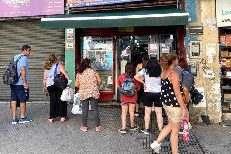 Los padres forman fila para averiguar precios en los comercios dedicados a útiles escolares 