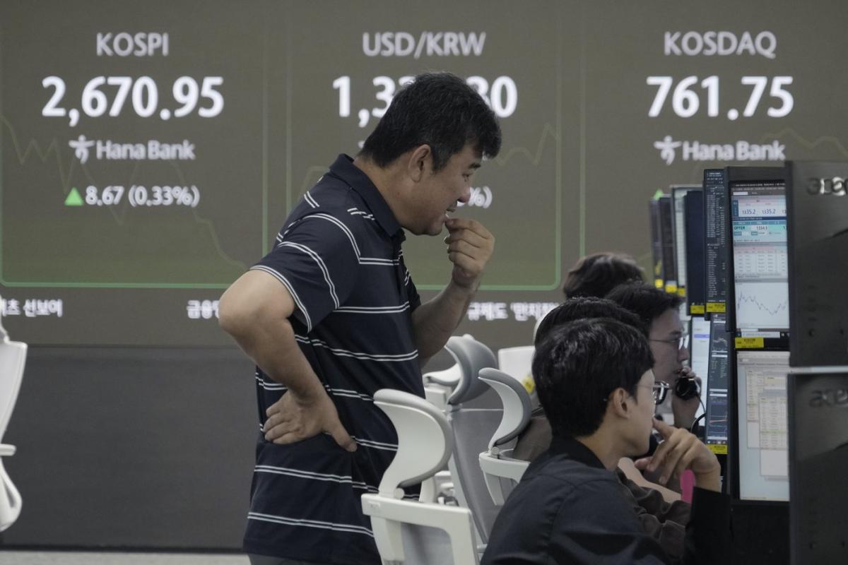 Asian shares trade higher after mixed trading on Wall Street